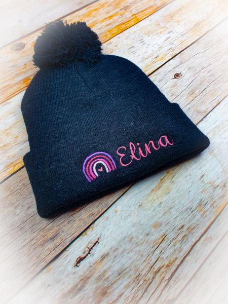 Wintermütze mit Regenbogenmotiv